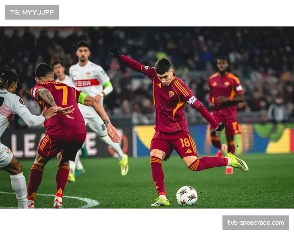 特写镜头：斯图加特前锋在对方禁区内的连续两次射门被后卫封堵